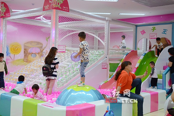 店内游乐场色彩缤纷，很受家长和孩子们欢迎。