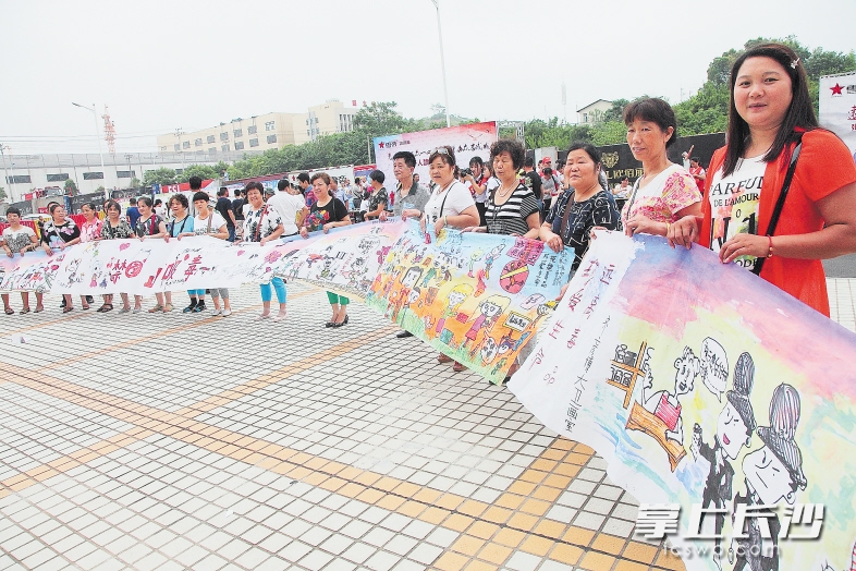 　　昨日，天心区首届禁毒文化艺术节暨南托街道南托岭社区文化艺术节启幕，约3000余人参加现场活动。在现场，志愿者们展示了50米禁毒长卷。　　长沙晚报记者 卜劲文  陈飞 摄影报道
