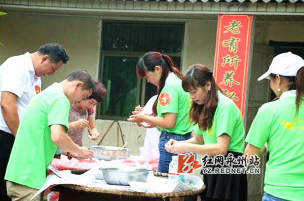 为老人包饺子