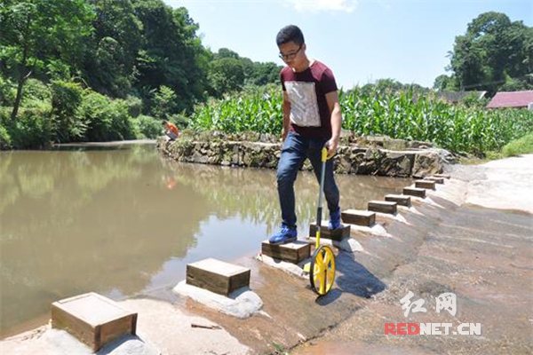 近日，沅陵水利局组织技术人员对白竹溪小流域治理工程进行验收。