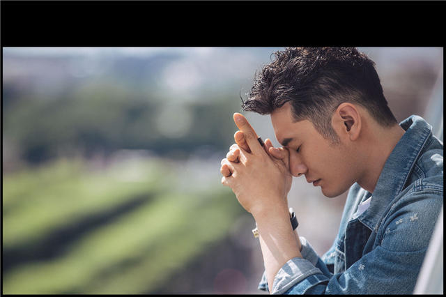高清：黄晓明罕见牛仔雅痞风写真 看了好想撩