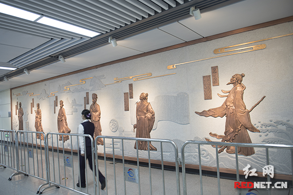 位于长沙地铁一号线站厅层的《湖湘先贤》主题雕塑，选取6位对湖湘文化作出卓越贡献的先贤人物，分别是屈原、贾谊、周敦颐、张栻、王夫之和魏源。