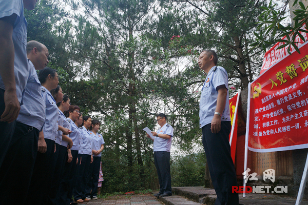 湖南省通道县国税局举办“重走长征路、瞻仰纪念碑”活动。