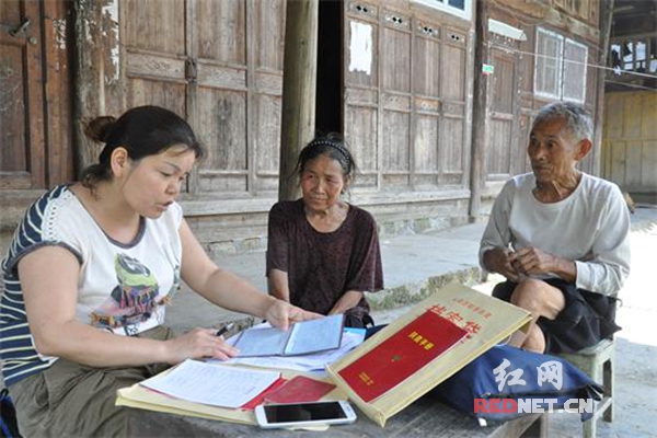 湖南省怀化市沅陵县水利局74名干部职工深入荔溪乡开展结对帮扶工作。