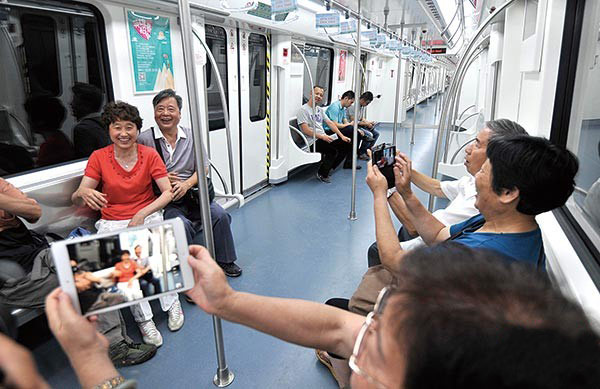 6月23日上午，长沙地铁1号线列车上，试乘市民拍照留念。记者田超摄
