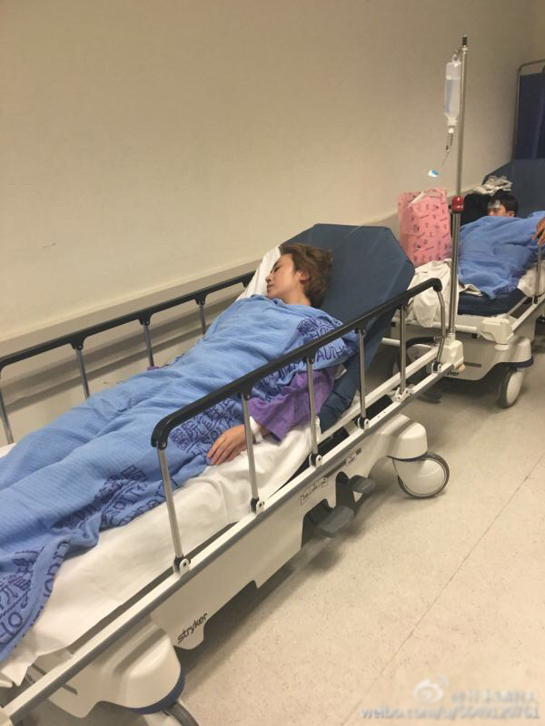马丽躺在医院走廊