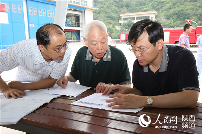 中国工程院院士、航天科技集团六院科技委主任张贵田与科研人员研读数据。图片由航天六院提供