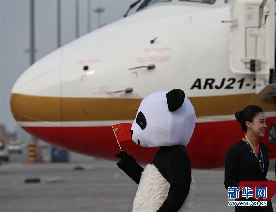 首架国产支线飞机ARJ21投入商业运营