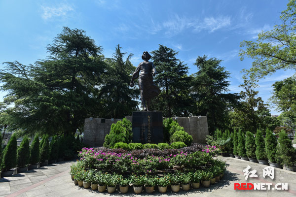 湖南怀化市溆浦县城向警予故居的警予雕像。