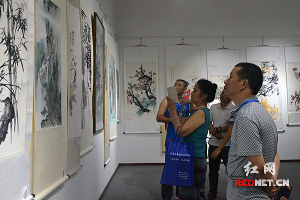 作品展吸引了一大批书画爱好者观展。