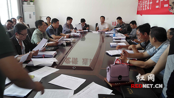 龙山县内溪乡举办并村工作专题座谈会，村民们各抒己见，表达自己对实施并村的疑虑以及意见。