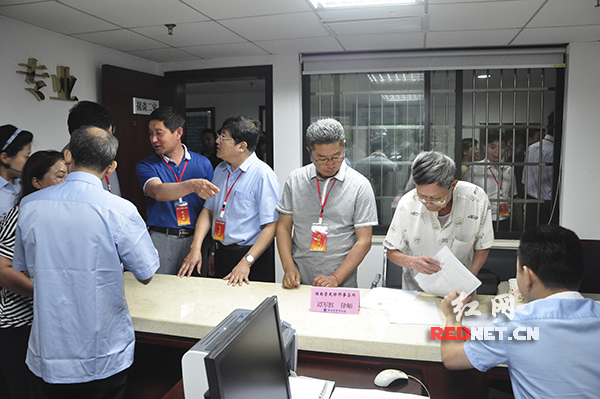 部分全国人大代表在湖南省高级人民法院律师接访处参观，湖南高院的律师接访模式引起人大代表的强烈兴趣。