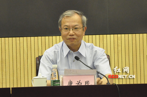 湖南省高级人民法院党组书记、院长康为民向各位代表汇报了2013年以来湖南法院的审判执行、司法体制改革和队伍建设等有关工作情况。
