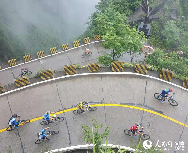 1300余名国内外自行车选手挑战“天下第一公路”【3】
