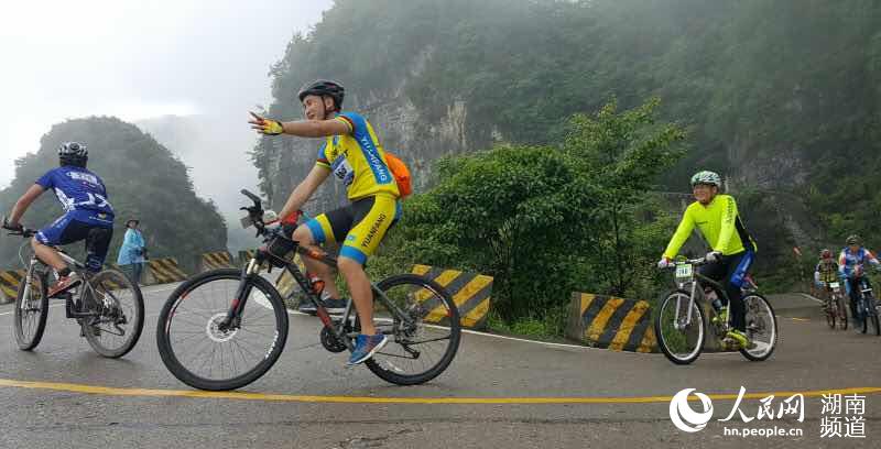 1300余名国内外自行车选手挑战“天下第一公路”【2】