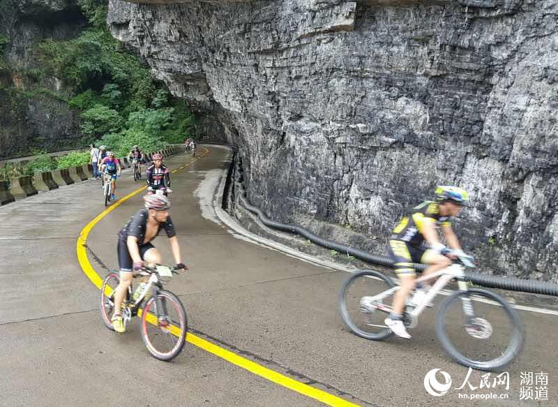 1300余名国内外自行车选手挑战“天下第一公路”【5】