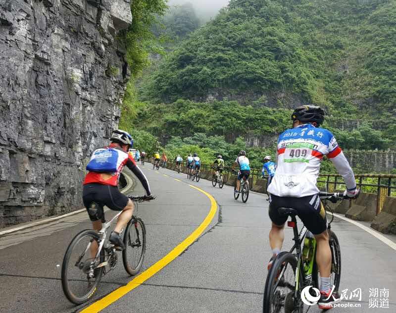 1300余名国内外自行车选手挑战“天下第一公路”【6】