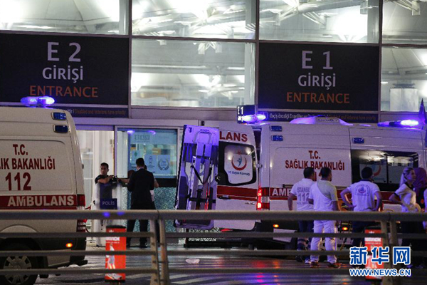 6月28日，在土耳其伊斯坦布尔，救援人员在阿塔图尔克国际机场待命。 美联/新华社