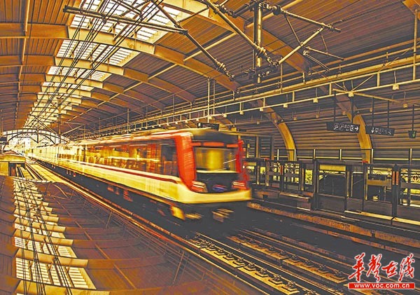 6月28日上午，长沙地铁1号线尚双塘站，列车抵达终点站。当天，长沙地铁1号线正式开通试运营。湖南日报记者唐俊田超摄影报道