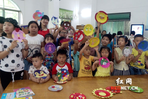 孩子们在展示自己的作品。