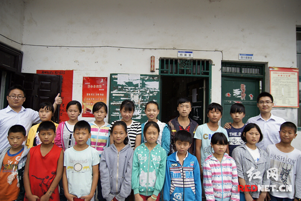 湖南省交通设计院工作人员与永顺县灵溪镇吊井学校部分受资助学生合影。