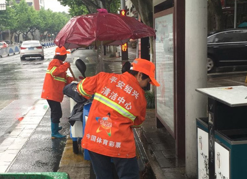 绍兴环卫工人穿上体彩工作服