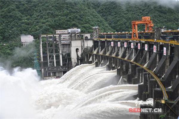 凤滩水电厂开闸泄洪缓解防洪压力。