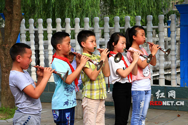 练习传统唢呐的小学生