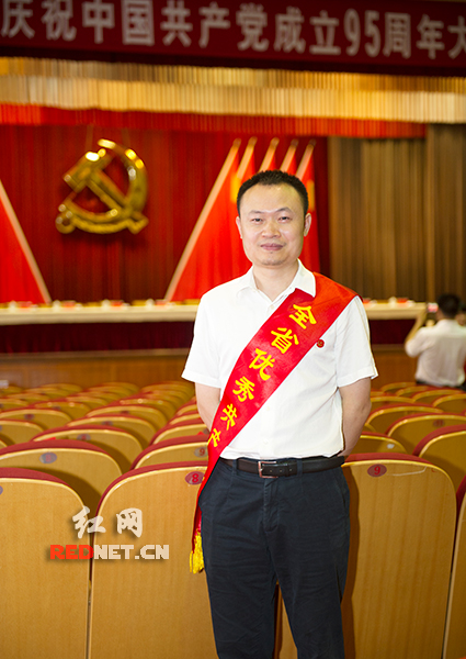 为隆重纪念中国共产党成立95周年，大力宣传身边典型，湖南省委集中表彰了100名全省优秀共产党员。付学问是此次受到表彰的100名优秀共产党员之一。