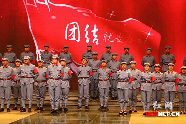 1、衡阳市蒸湘区举行“欢乐潇湘·幸福衡阳”文艺汇演总决赛，图为歌舞《团结就是力量》表演现场。