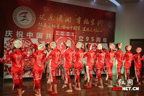 株洲县渌口镇举行“欢乐潇湘·幸福渌湘·幸福家园”群众文艺汇演，图为表演现场。