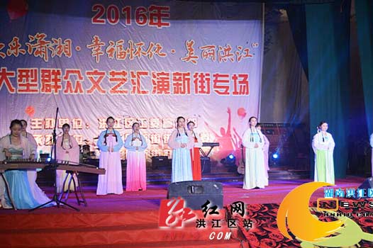 怀化市洪江县新街街道举办“欢乐潇湘”文艺汇演，图为表演现场。