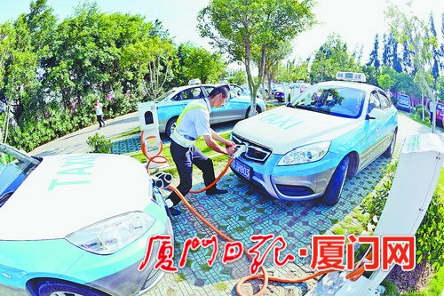 电动出租车在充电。