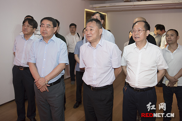 6月30日,吉林省委常委、省委宣传部部长高福平(左一)来湘调研,湖南省委宣传部副部长杨金鸢(右一)陪同调研,湖南出版投资控股集团党委书记、董事长,中南传媒董事长龚曙光(中)介绍情况