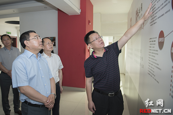 高福平调研红网,湖南出版集团党委委员、副总经理,中南传媒董事,红网董事长舒斌(右一)介绍情况