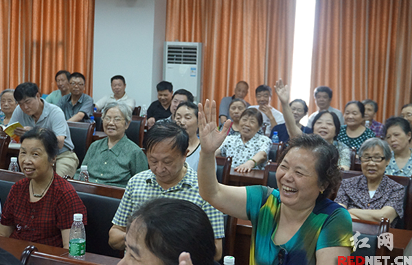 在“‘两学一做’先锋行”主题知识抢答赛中，社区党员踊跃参加。