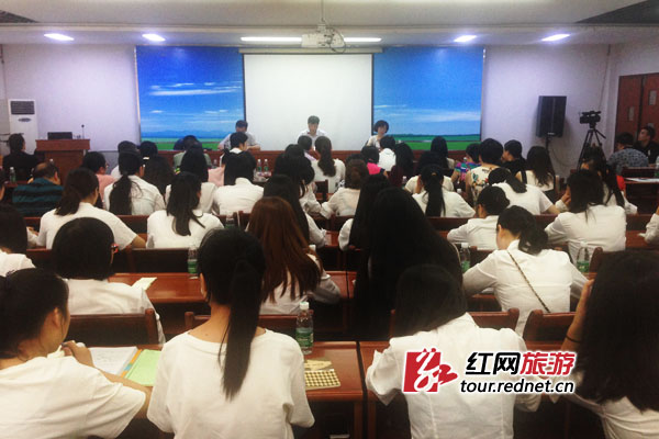 湖南红色旅游校园行宣讲团走进湖南女子学院。