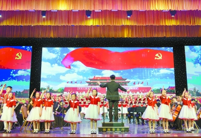 6月30日晚,孩子们在合唱《妈妈教我一支歌》。当晚，湖南省庆祝中国共产党成立95周年“红旗颂”大型群众合唱晚会在湖南省人民会堂举行。湖南日报记者 唐俊 摄