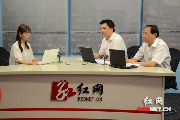 27日，红网邀请长沙市副市长廖健（右二）、长沙市食药监局局长郭塨（右一）作客红网嘉宾访谈室。
