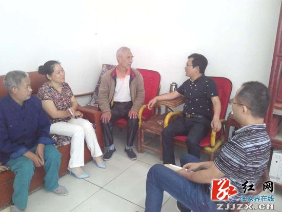 慈利县接待处开展“下基层、送党章,关爱老党员”活动