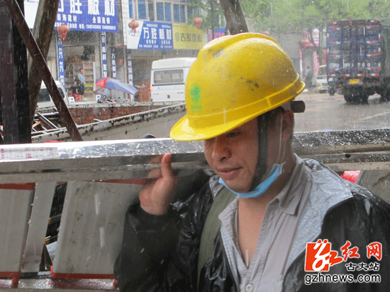 应援人员冒雨赶往复电现场