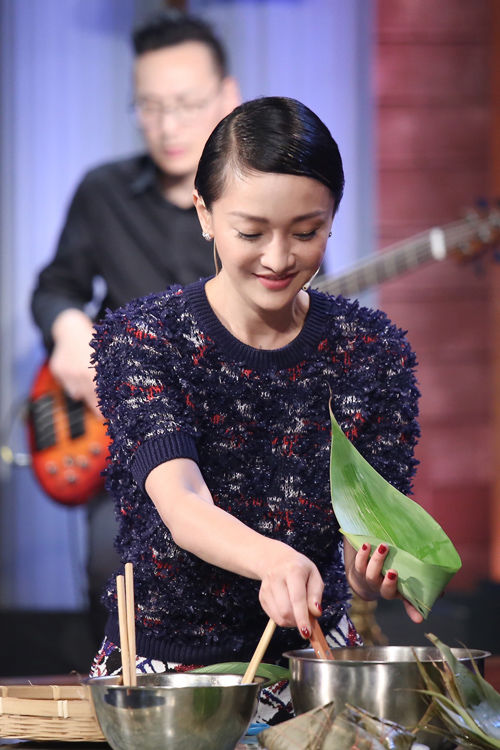现场包粽子