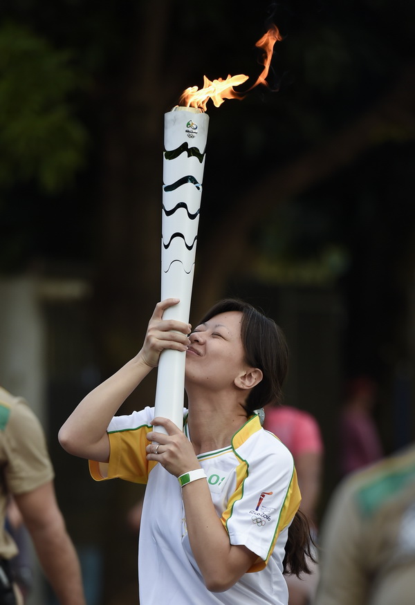 6月30日，火炬手杨卉在火炬传递中亲吻火炬。