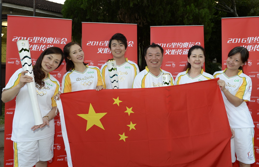 6月30日，火炬手赵彦红、江一燕、郎朗、贺光启、栾秀菊和杨卉（从左至右）在火炬传递后合影。