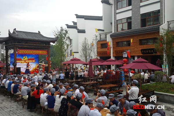 图：长沙县果园镇浔龙河村“微心愿”活动现场。