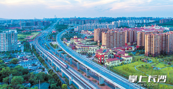 随着城市的快速发展，暮云片区的交通更趋立体、完善，城际铁路、地铁、沪昆高铁交织，现代化气息浓烈。