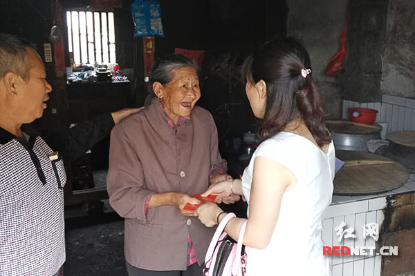 7月1日，汝城大坪镇工作人员对老党员进行走访慰问，为他们送去慰问金和节日的祝福。