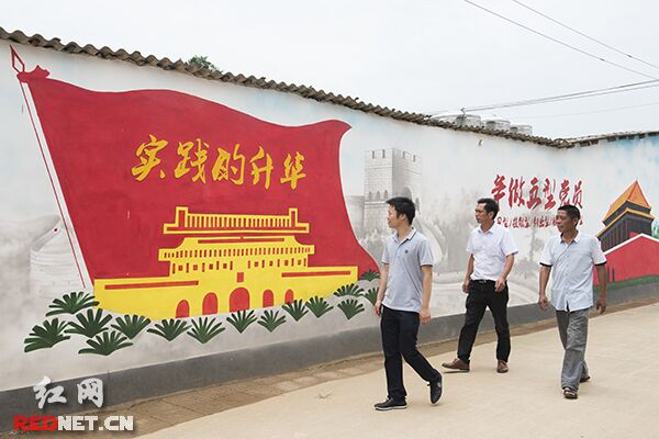 整个屋场内共约500平米的党建壁画长廊，成为党建文化的主要载体。