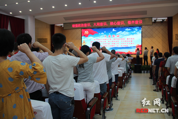 长沙市雨花区同升街道在长沙汽车工业学校召开“七一”表彰大会，街道649名共产党员重温入党誓词。