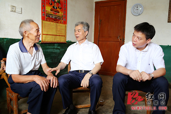 张湘涛走访慰问长沙岳麓区老党员和生活困难党